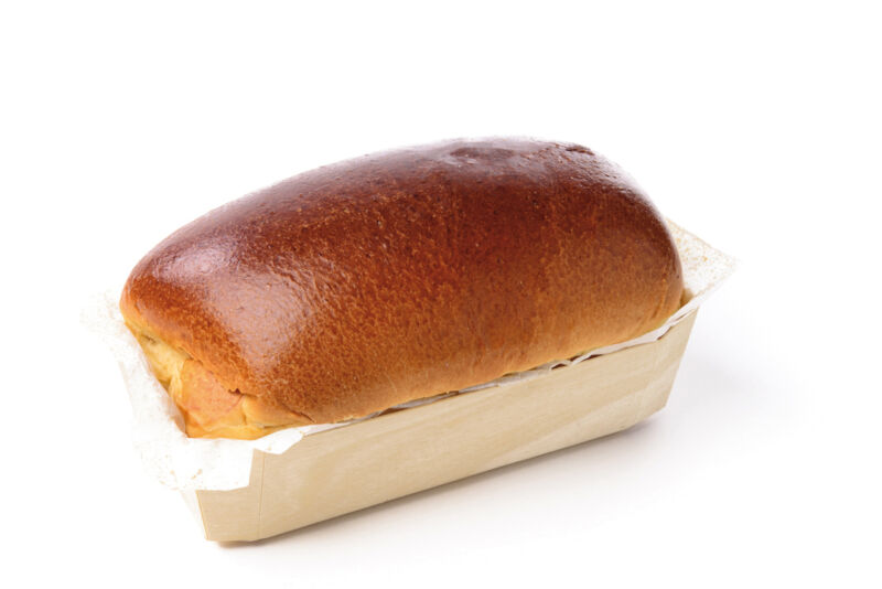 briochebrood in houten bakje